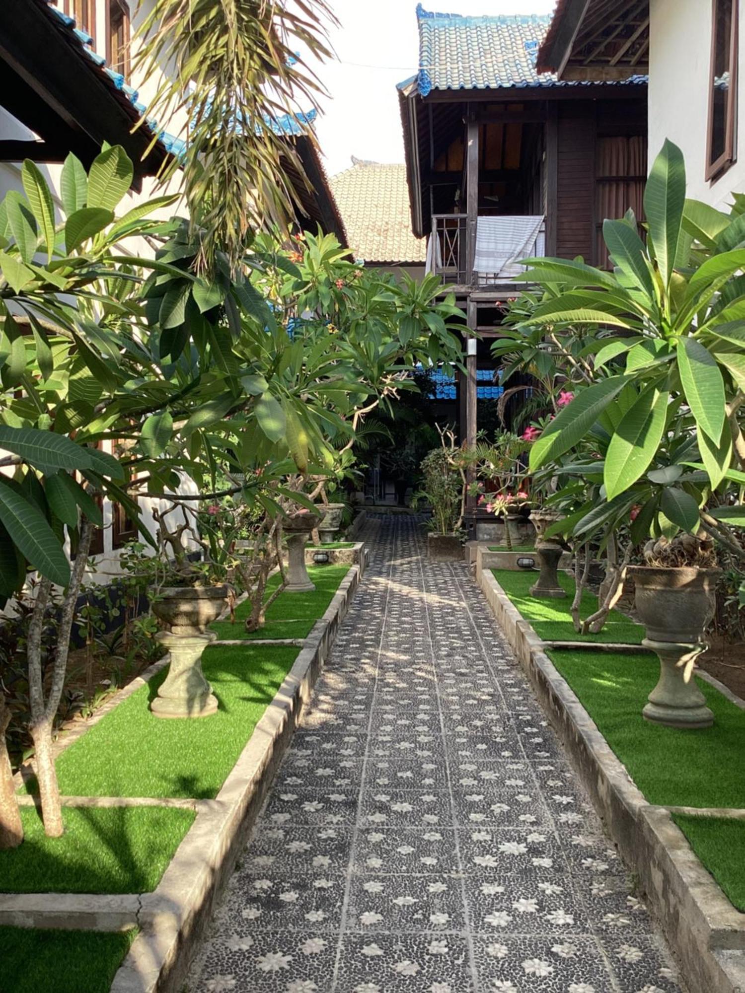 Linda Beach Hotel Lembongan Exterior photo