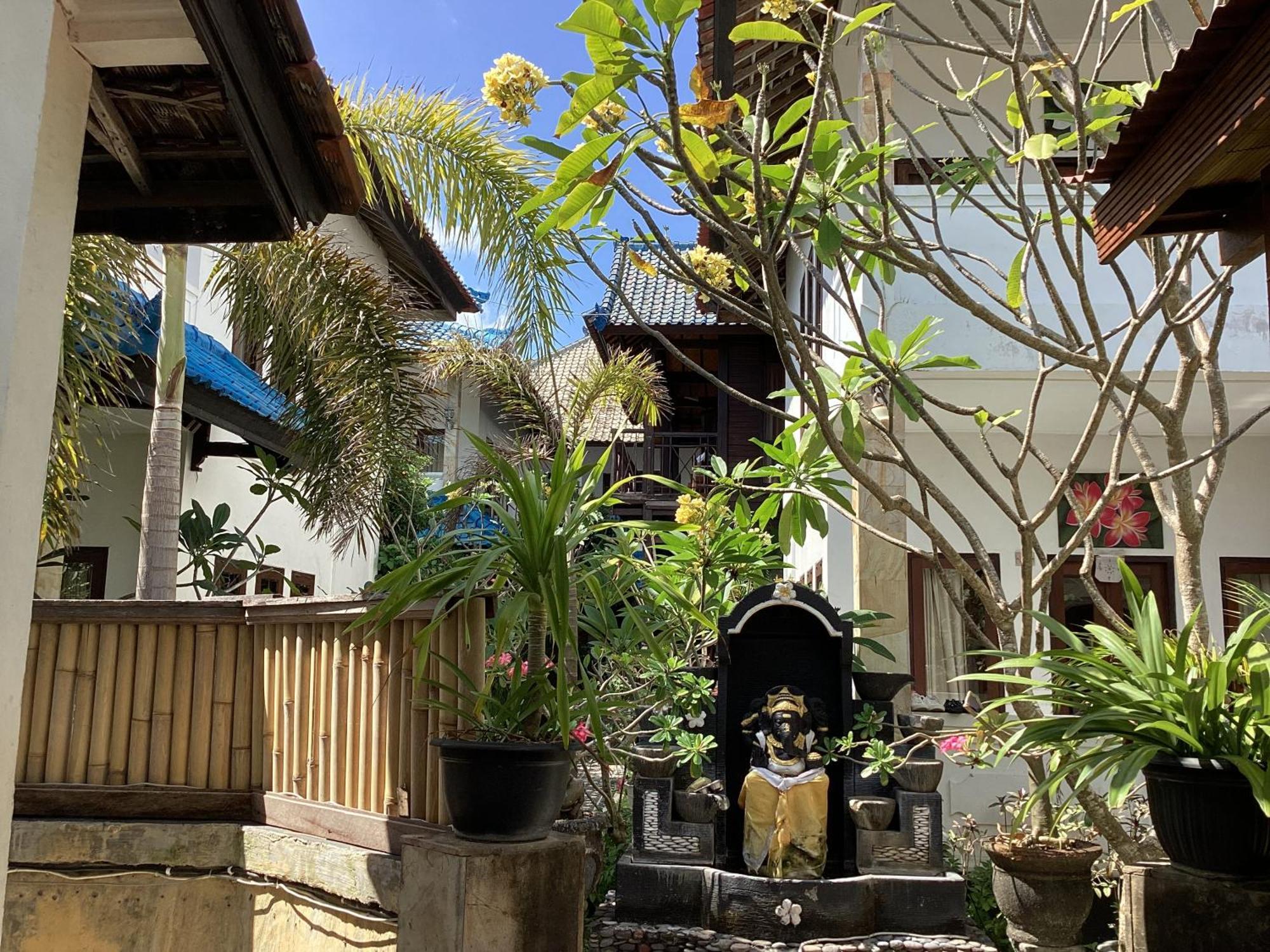Linda Beach Hotel Lembongan Exterior photo
