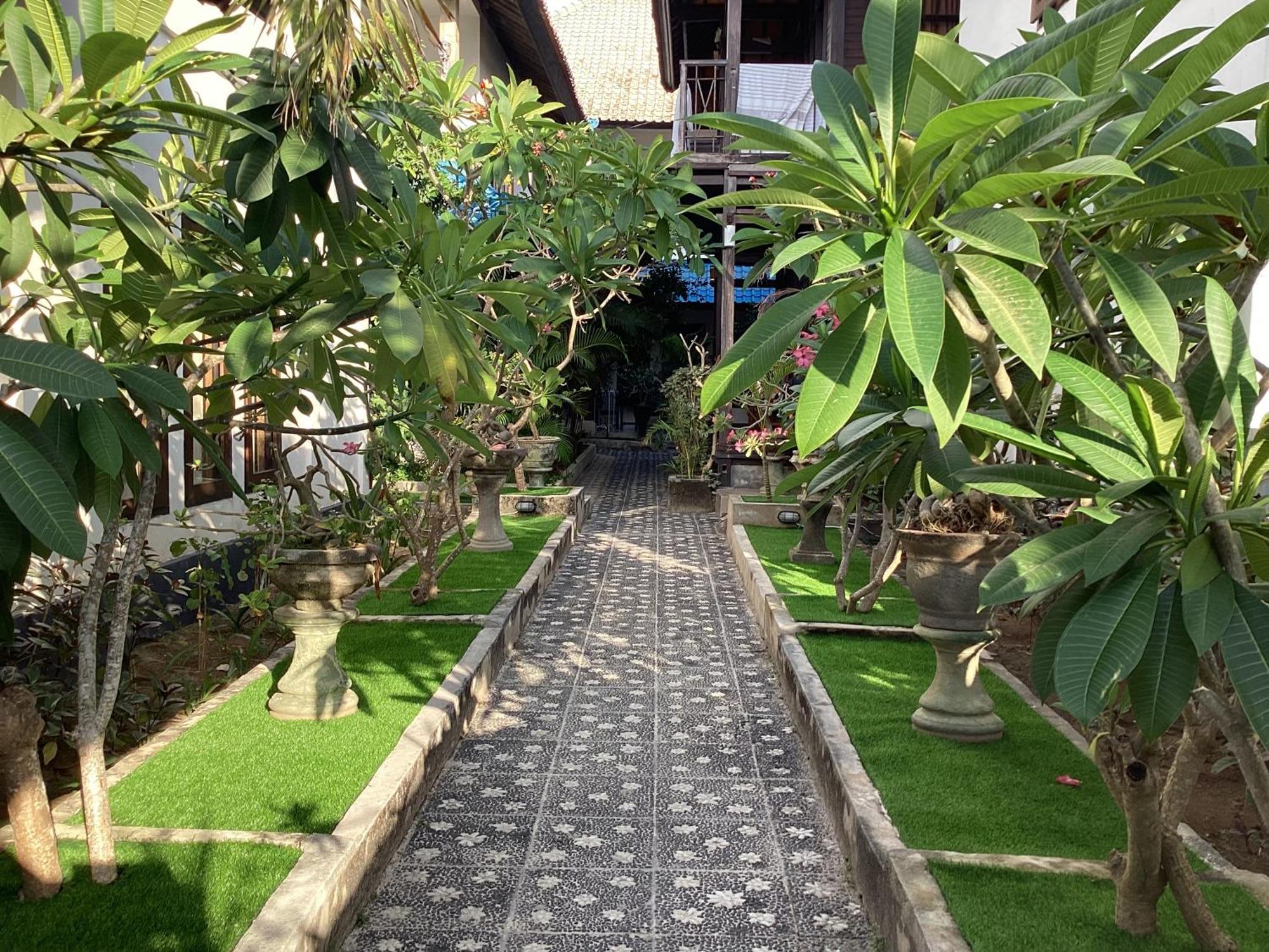 Linda Beach Hotel Lembongan Exterior photo