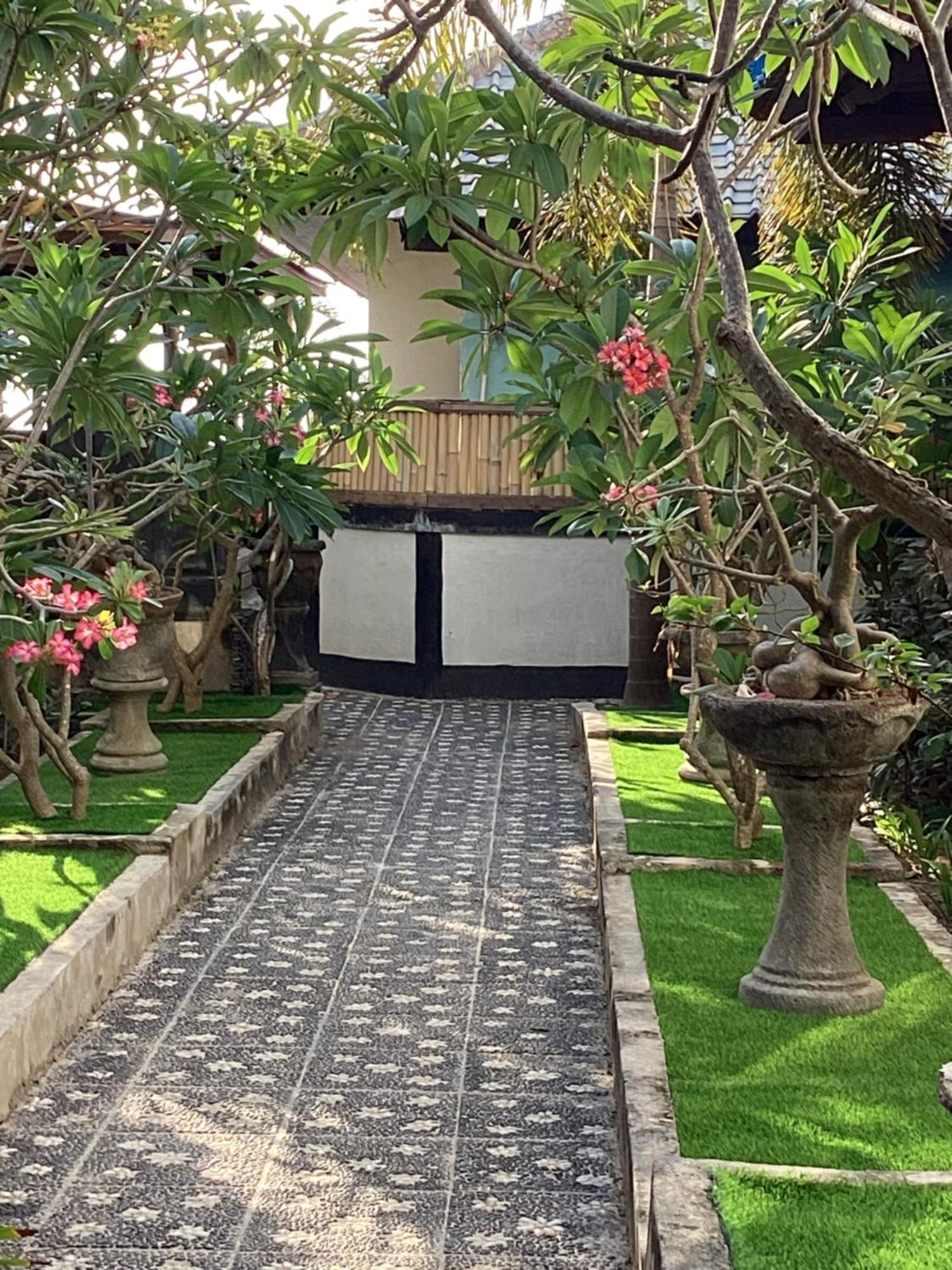 Linda Beach Hotel Lembongan Exterior photo